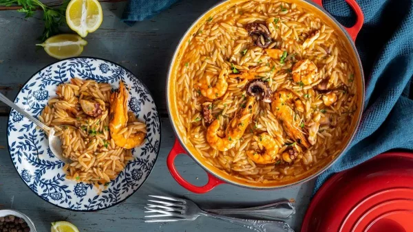 Η απόλυτη καλοκαιρινή συνταγή: Ζουμερό γιουβέτσι με θαλασσινά - Πεντανόστιμο και εύκολο