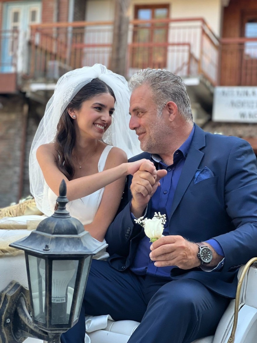 Η Ιφιγένεια Τζόλα συνοδευόμενη από τον πατέρα της στο γάμο