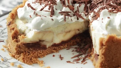 Έτοιμο σε 15 λεπτά το πιο λαχταριστό μπισκοτογλυκό ψυγείου με σοκολάτα και κομμάτια μπανάνας