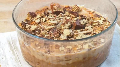 Έτοιμο μέσα σε 25 λεπτά - Γλυκό ψυγείου "κόλαση" με πραλίνα σοκολάτα και μπισκότα