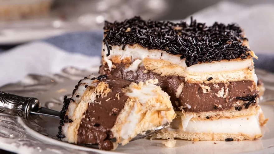 Κι όμως είναι έτοιμη σε 5 λεπτά: Δροσερή τούρτα παγωτό με σοκολάτα και βανίλια - Ιδανική για το καλοκαίρι