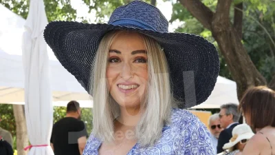 Με μάξι αέρινο φόρεμα - Η πρώτη δημόσια εμφάνιση της Ιωάννας Παλιοσπύρου χωρίς μάσκα