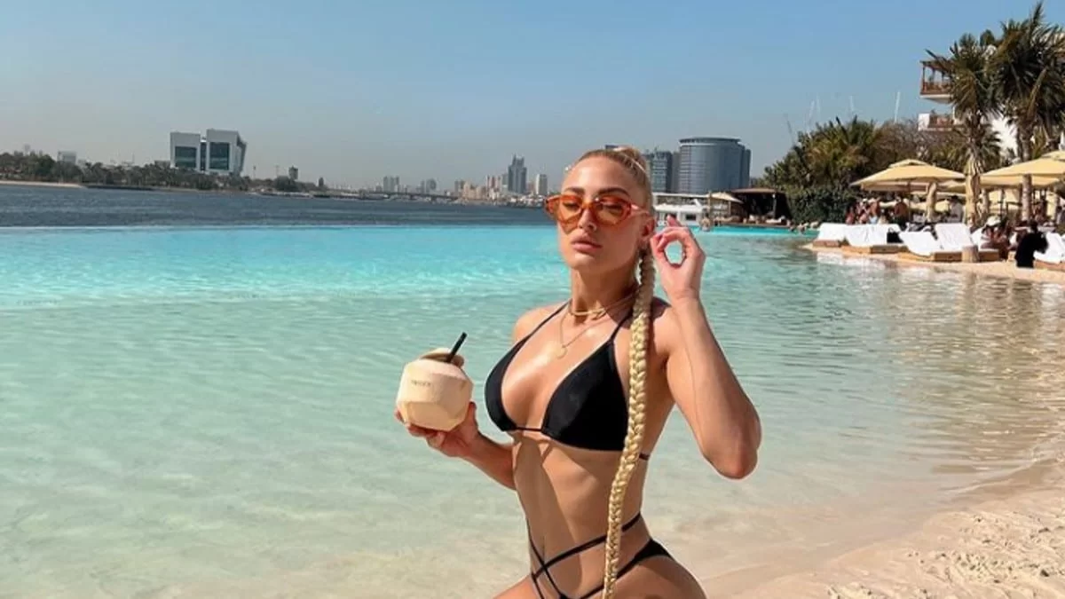 ''Μοίρασε'' εγκεφαλικά - Η Τούνη κάνει ρόλερς με το άκρως αποκαλυπτικό μαγιό της