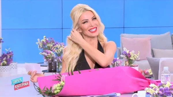 «Ένας γκόμενος δεν χάθηκε ποτέ να...» - "Σούσουρο" με την ανθοδέσμη που έστειλαν στην Κατερίνα Καινούργιου