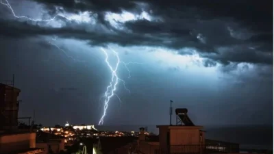 Άνοιξαν οι ουρανοί - Έφτασε η κακοκαιρία Genesis στην Αττική