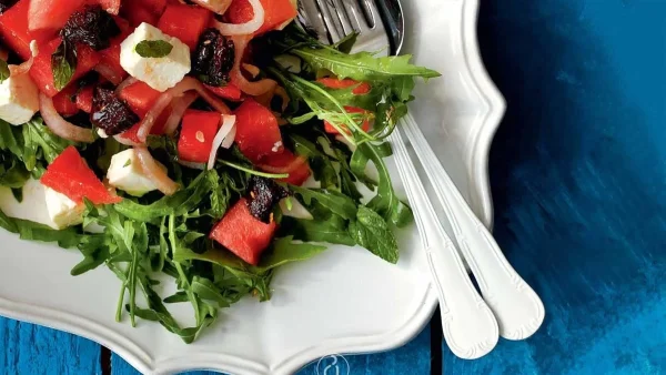 Από την Αργυρώ Μπαρμπαρίγου: Σαλάτα με καρπουζι και φέτα