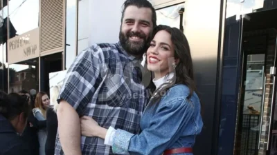 Με πορτοκαλί φόρεμα και αβυσσαλέο ντεκολτέ - Κατερίνα Στικούδη και Βαγγέλης Σερίφη βάφτισαν το γιο τους