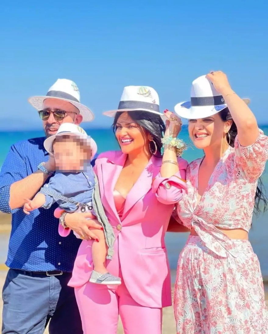 Η Δήμητρα Κατσαφάδου σε ομαδική φωτογραφία στη βάπτιση