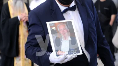 Θλίψη στην κηδεία του Κωνσταντίνου Τζούμα - Φίλοι και συγγενείς τον οδήγησαν στην τελευταία του κατοικία