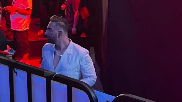 Mad VMA 2022: Με λευκό κοστούμι έφτασε στο στάδιο ο Νίκος Κοκλώνης - Η κούκλα ξανθιά που τον συνόδευε