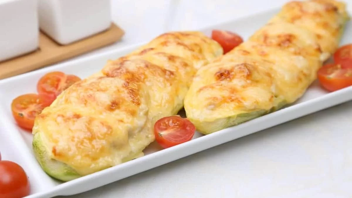 Θα "λιώνει" στο στόμα σας - Η απόλυτη συνταγή για τα πιο γευστικά γεμιστά κολοκυθάκια με τυρί και μυρωδικά