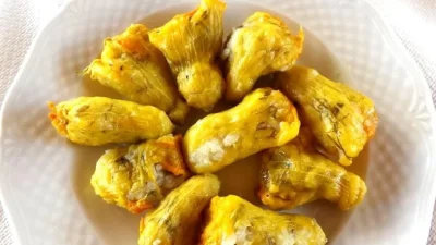 Φτιάξτε μέσα σε 25 λεπτά τους πιο λαχταριστούς κολοκυθοανθούς με γεμιστό τυρί