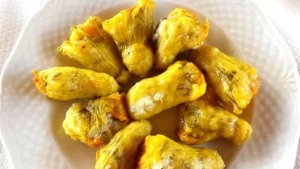 Φτιάξτε μέσα σε 25 λεπτά τους πιο λαχταριστούς κολοκυθοανθούς με γεμιστό τυρί