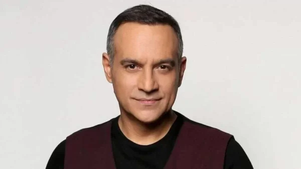 Μαυροφορεμένος και μουσάτος - Ο πατέρας του Κρατερού Κατσούλη στο πλευρό του μετά τον χαμό της μητέρας του