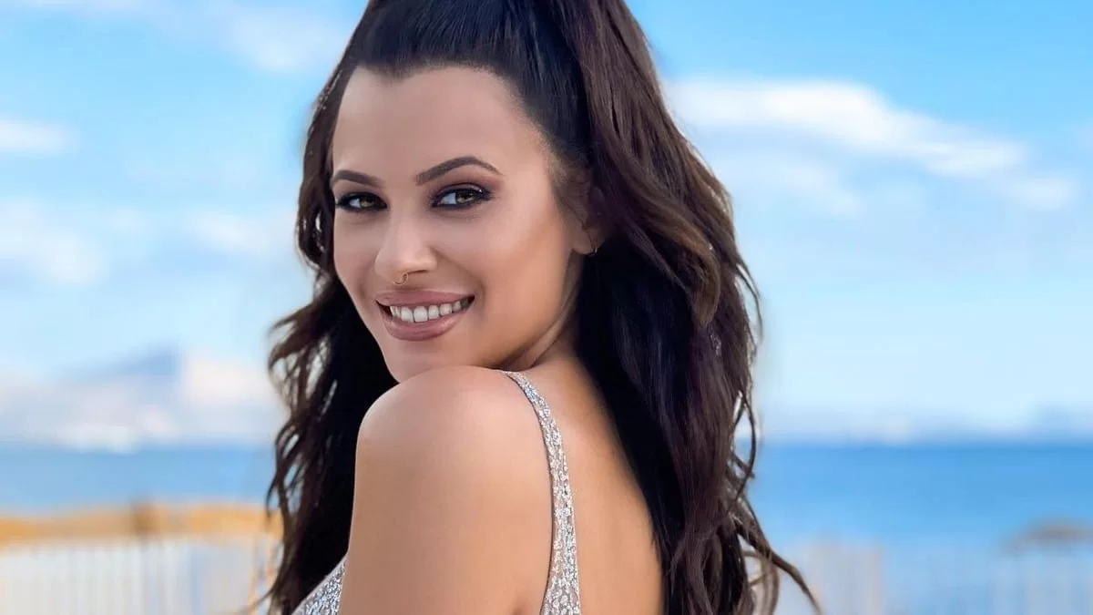 Η Λάουρα Νάργες "έριξε" το instagram με την χιουμοριστική ανάρτησή της - Πόζαρε με φουσκωμένη κοιλίτσα