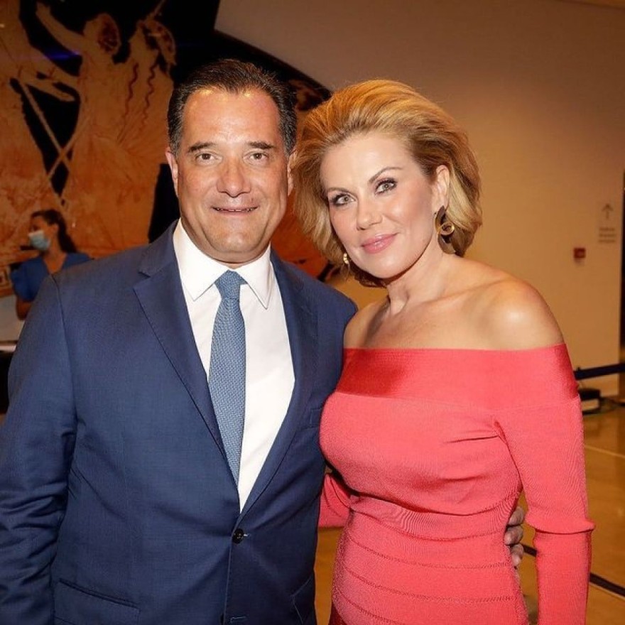 Η Μανωλίδου με τον Άδωνι στην παρουσιάση του βιβλίου του