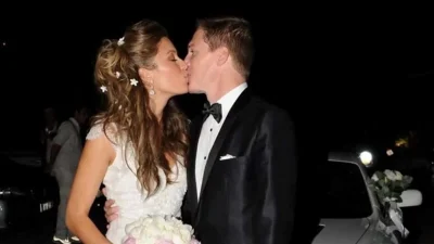 Μαριέττα Χρουσαλά: Ποζάρει στο πλευρό του Πατίτσα με εκπληκτικό φόρεμα της Κριθαριώτη