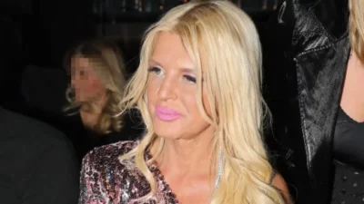 Με μίνι φούξια φόρεμα γεμάτο φτέρα και πούπουλα - Χαμός στην Μύκονο με την εμφάνιση της Μαρίνα Πατούλη