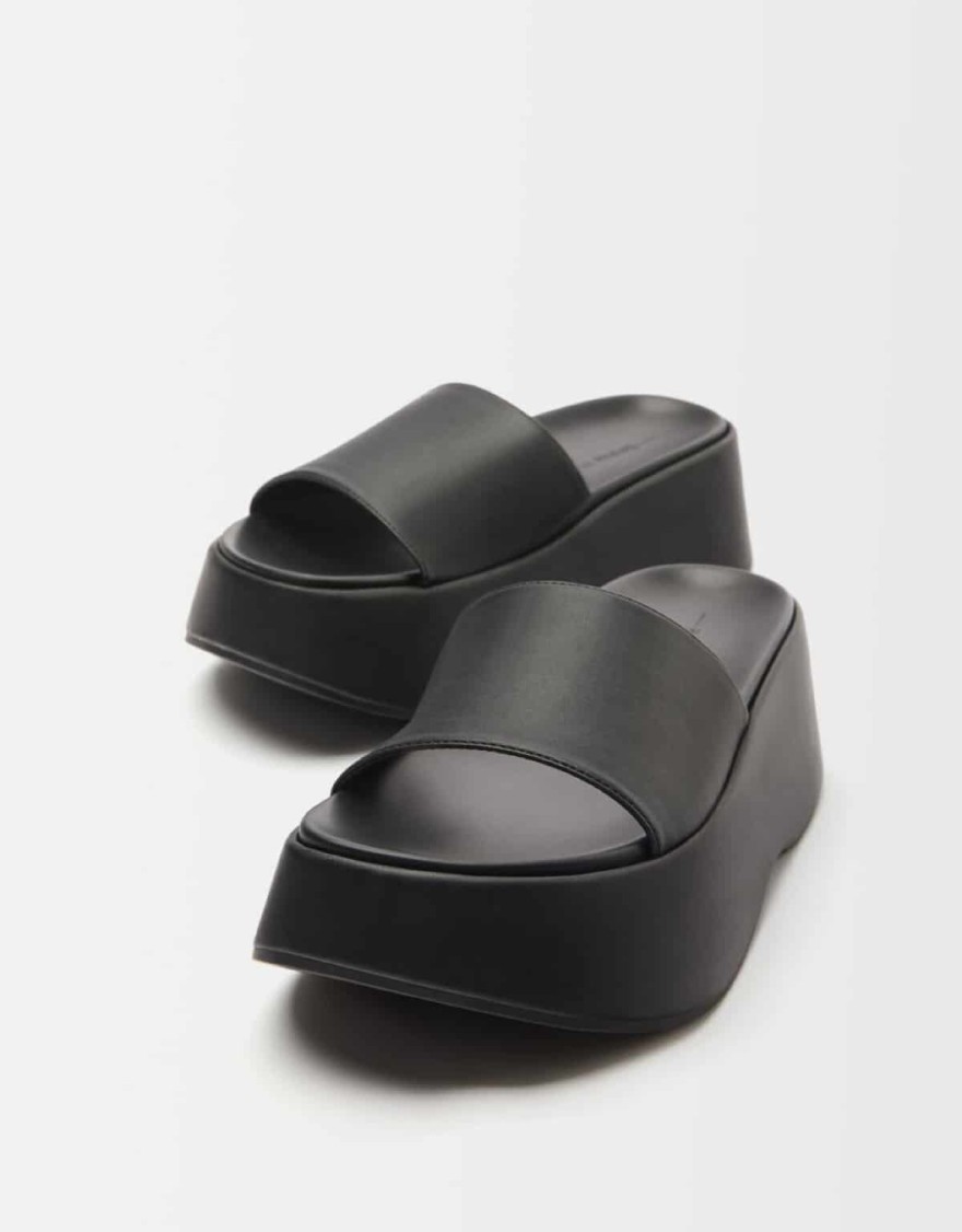 Τα απόλυτα μαύρα πέδιλα