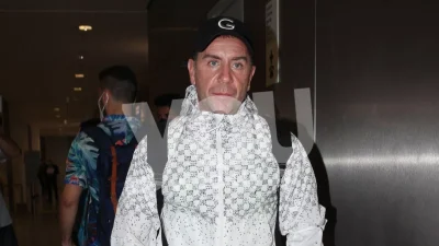 Έχει κορμάρα ακόμα στα 50 του - Ο Μαζωνάκης ποζάρει με μαγιό σε ερημική θάλασσα