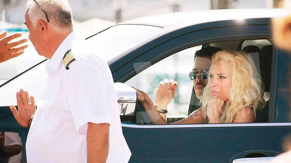 Αποκλειστικές φωτογραφίες που μαρτυρούν τι πεθερά είναι η Ελένη Μενεγάκη - Στο πλοίο για Άνδρο με την Γαία και τον Άγγελο