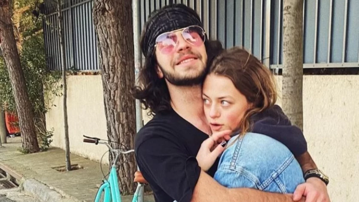 Με κοντό μπουστάκι και μακριά φούστα - Η νέα ανάρτηση «φωτιά» της συντρόφου του Άγγελου Λάτσιου, Γαίας Μερκούρη