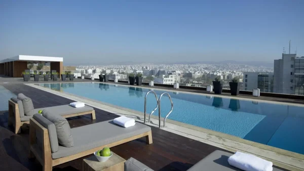 Tο αφοπλιστικά ειδυλλιακό Sky Bar του πολυτελούς The Met Hotel στη Θεσσαλονίκη