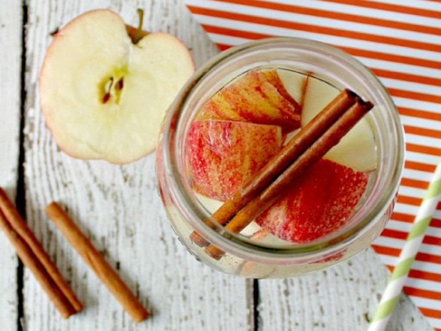 Σπιτικό ρόφημα με κανέλα και μήλο