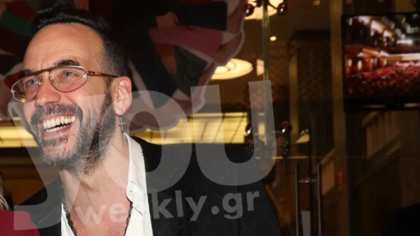 Χαμογελάει στο πλάι της - Η σπάνια εμφάνιση του Πάνου Μουζουράκη με τη σύντροφό του