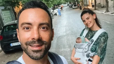 Μπόμπα -Τανιμανίδης: Ξετρελαμένοι με τα διδυμάκια, κάνουν βόλτα με το αμάξι στους δρόμους της Μυκόνου