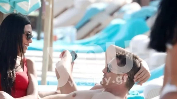 Με κόκκινο και ξώπλατο ολόσωμο μαγιό - Η Ιωάννα Μπούκη “άναψε” φωτιές σε παραλία της Μυκόνου αγκαλιά με τον Σρόιτερ