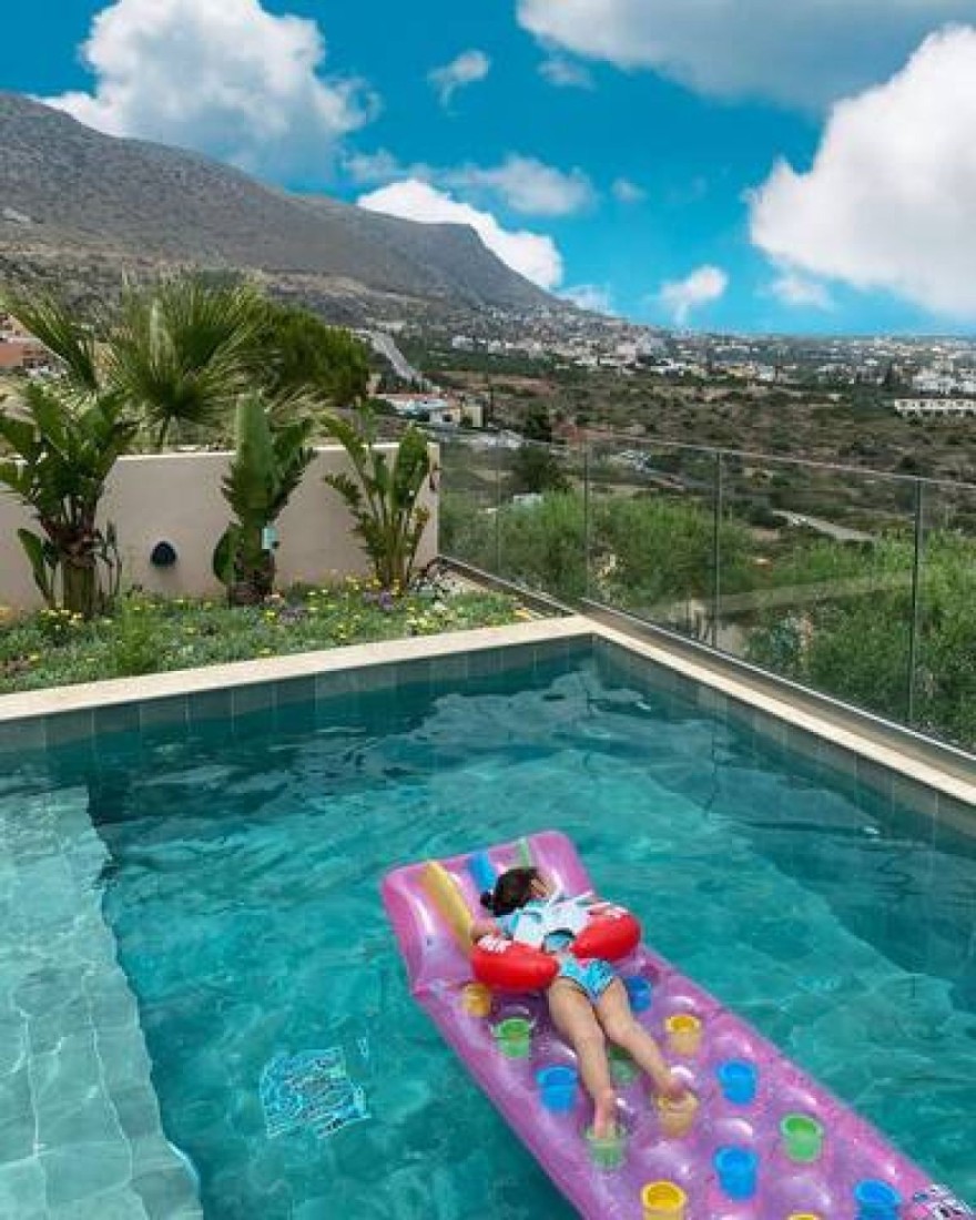 Η κόρη της Νικολέττας Ράλλη στην πισίνα