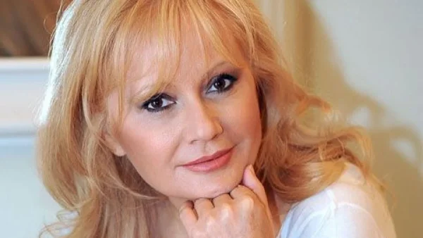 Πέταξε τα πουκάμισα η Αγγελική Νικολούλη - Η σπάνια βραδινή έξοδος με κοραλί σύνολο