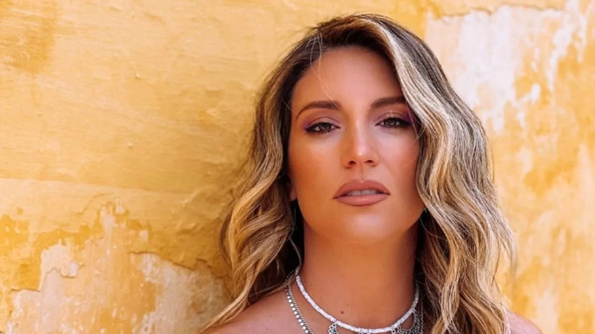 Με αναλογίες που καθηλώνουν - Η Οικονομάκου ποζάρει μοιραία με το εντυπωσιακό μαγιό της