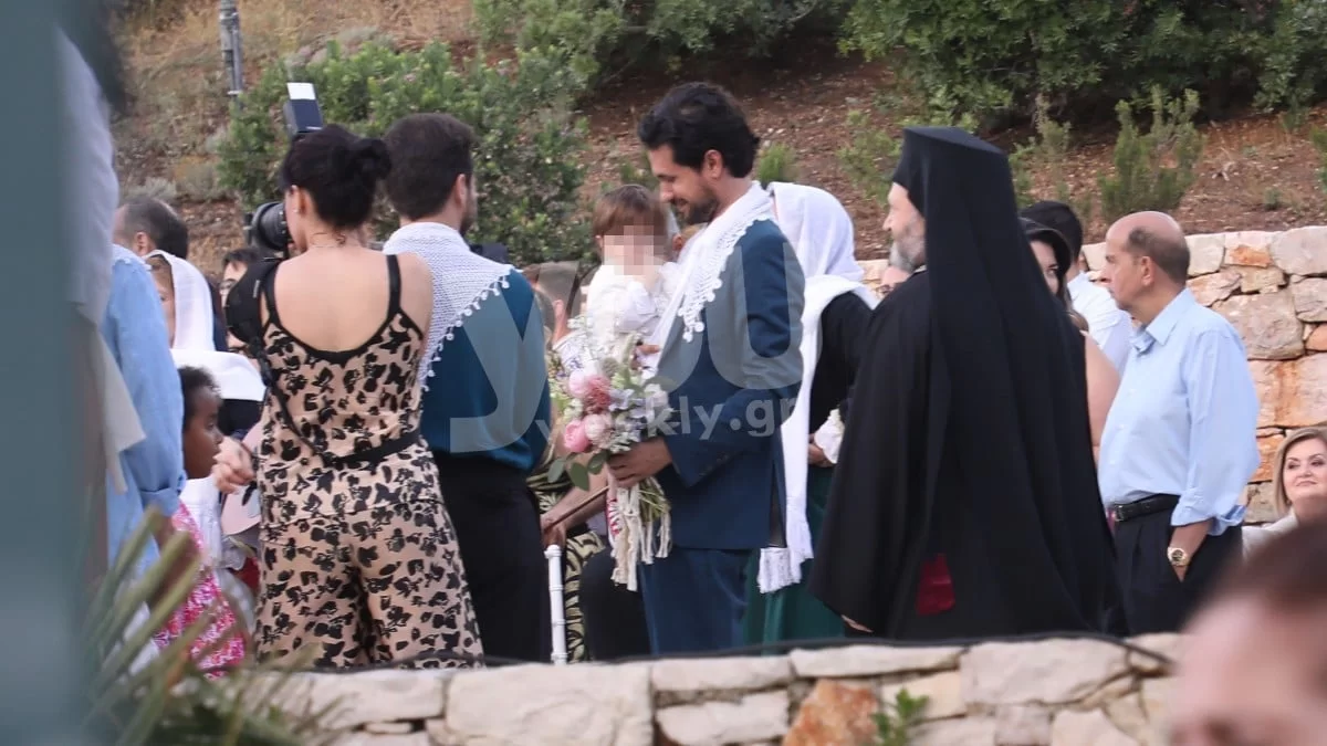 Κοκκινομάλλα και πασίγνωστη - Αυτή η ηθοποιός βάφτισε τον γιο του Ορφέα Αυγυστίδη