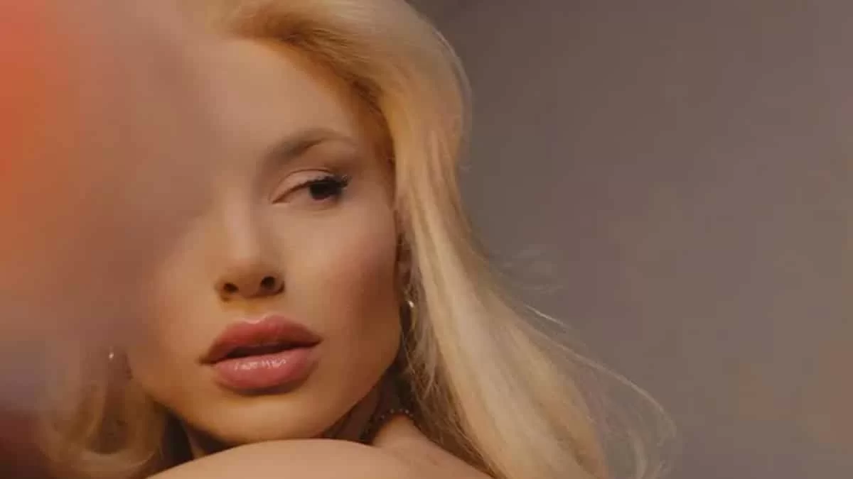 Με ''καυτό'' σορτσάκι και αθλητικό crop top - Η Αλεξάνδρα Παναγιώταρου ποζάρει και «βάζει» φωτιές