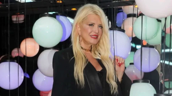 Ντυμένη στα λευκά στα σοκάκια της Μυκόνου - Σούσουρο με την νέα εμφάνιση της Μαρίνας Πατούλη στο νησί