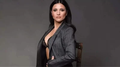 Φοράει μόνο δύο μαύρες γόβες και ένα καπέλο - Η Σοφία Παυλίδου ποζάρει ολόγυμνη και «ρίχνει» το Instagram