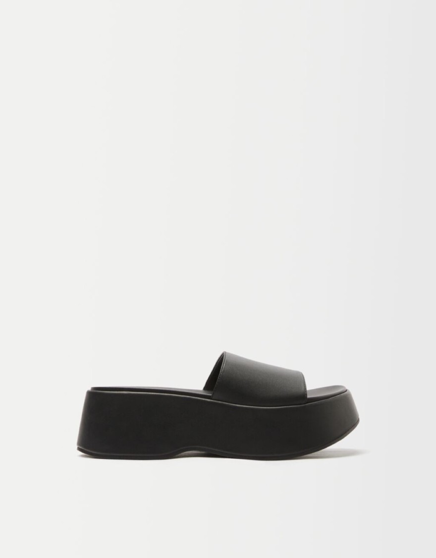 Μαύρα πέδιλα από τα Bershka