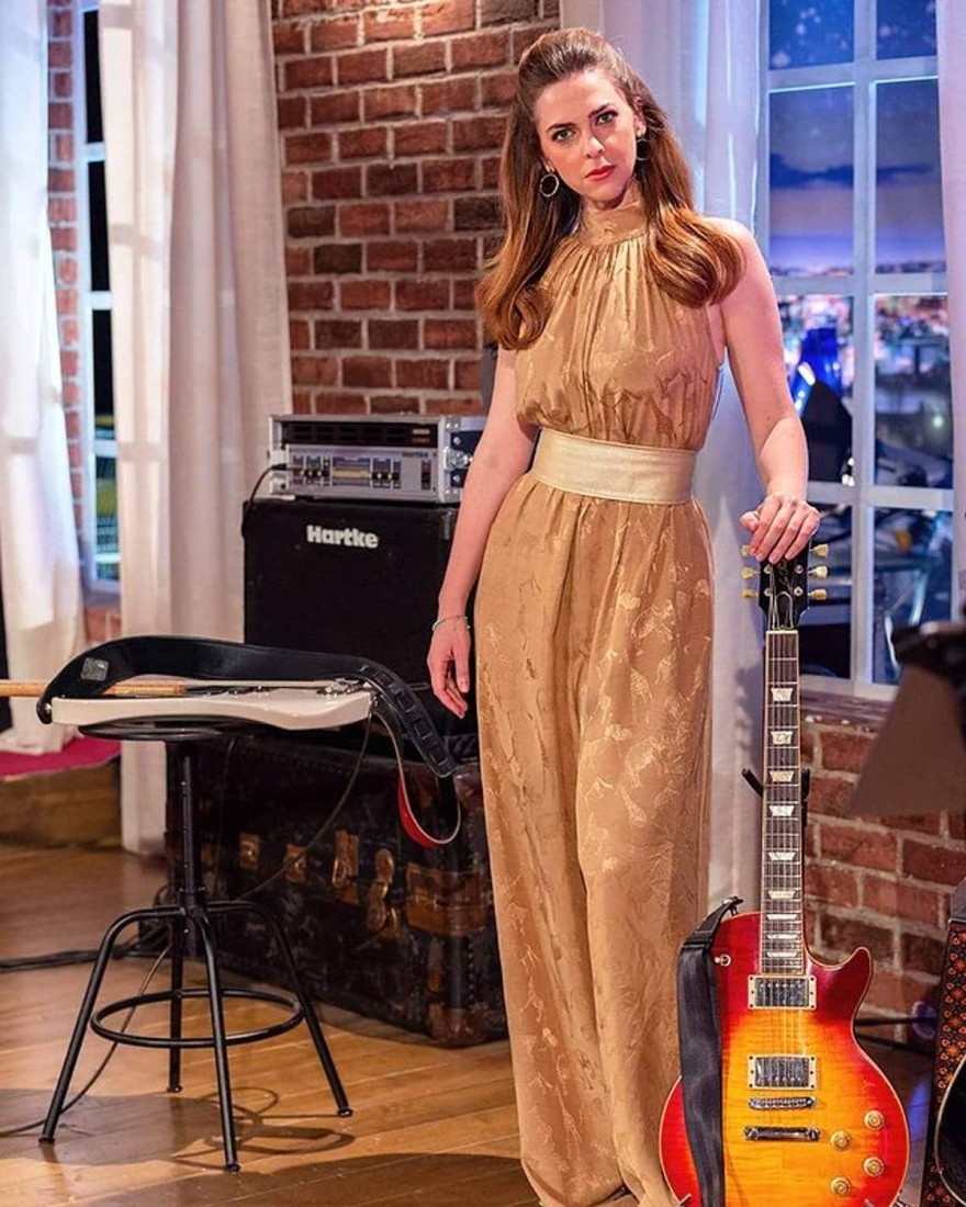 Ρένα Μόρφη χρυσό φόρεμα