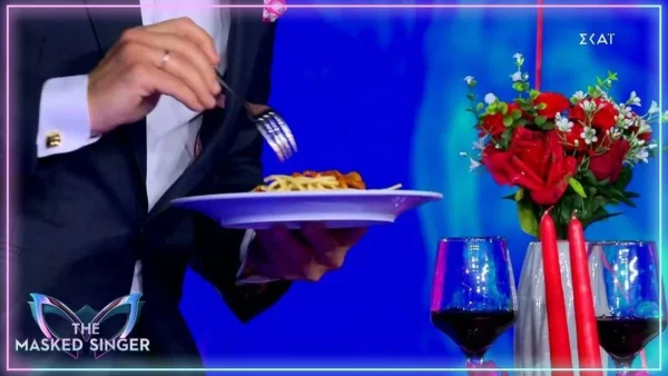 Επική στιγμή στο The masked singer! Ο Σάκης Ρουβάς έφαγε μακαρόνια στον αέρα της εκπομπής