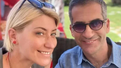 Πριγκιπικό με μακρύ πέπλο - Η μοναδική φωτογραφία της Σίας Κοσιώνη με νυφικό στον γάμο με τον Μπακογιάννη