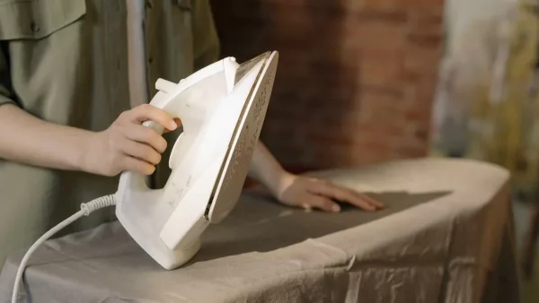 Βάλτε στην πλάκα του σίδερου μαγειρική σόδα και... - Το μυστικό για να φαίνονται ολοκαίνουργια τα ρούχα σας