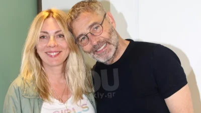 Πιο ερωτευμένοι από ποτέ! Η Σμαράγδα Καρύδη ποζάρει στην αγκαλιά του Θοδωρή Αθερίδη