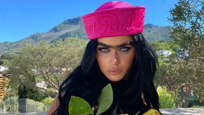 Με έντονα φρύδια και μεγάλα μάτια - Ίδια με τη μητέρα της η Σοφία Χατζηπαντελή