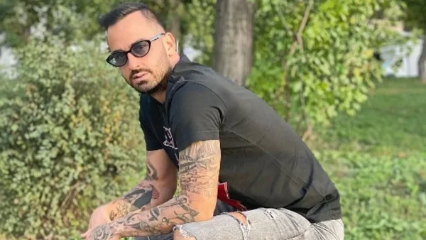 Δεν ήταν η Χατζίδου - Αγκαλιά με πρώην παίκτρια του Survivor το 2017 ο Άρης Σοϊλέδης