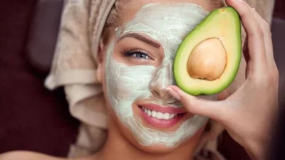 Βοηθά με τις ρυτίδες του ήλιου - Η ιδανική σπιτική μάσκα με γάλα και αβοκάντο για το καλοκαίρι