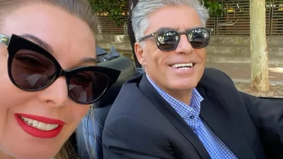 Είχε προκαλέσει χαμό το 2019 και δεν το ξαναείδαμε - Οι βόλτες με το κόκκινο κάμπριο της Στεφανίδου και του Ευαγγελάτου