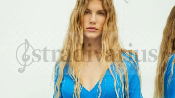 Απόλυτη θραύση η μακριά ολόσωμη φόρμα που δένει στον λαιμό από τα Stradivarius