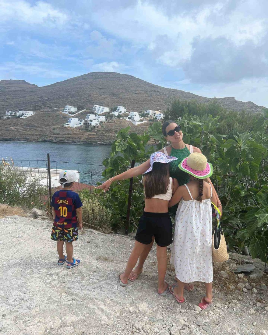 Η Σταματίνα Τσιμτσιλή με τα παιδιά της στην Κύθνο
